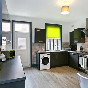  Guest house Chic & Charming 4 Bed Guest Home On Hardy Croft